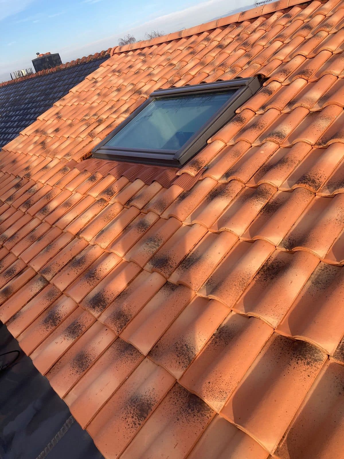 Toiture en tuiles avec fenêtre de toit