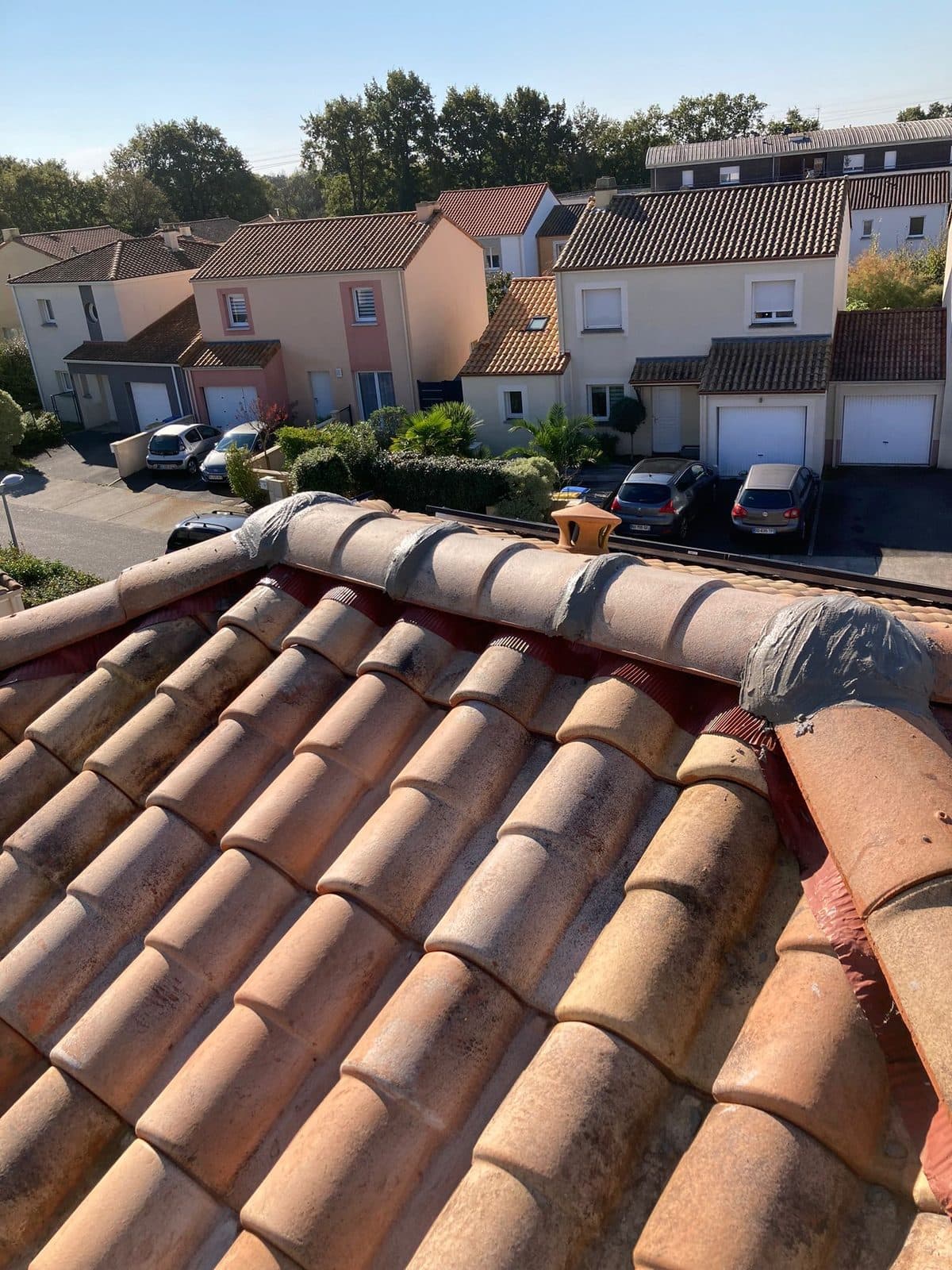 Faîtage en cours de pose sur une toiture rénovée